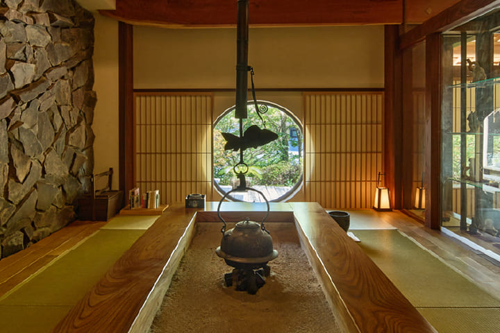 くゆる縁が生む社交 喫煙室「囲炉裏」