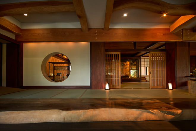 館内を彩る力強い自然美 「円かの杜」を支える古木