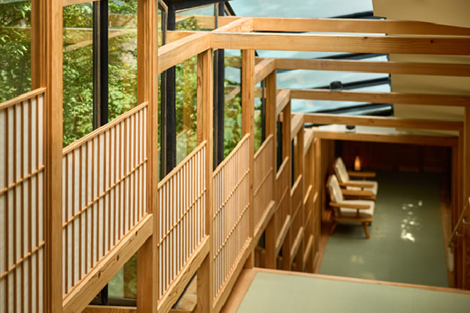 鳥居をくぐり、結界の先へ 千本鳥居を模した通路