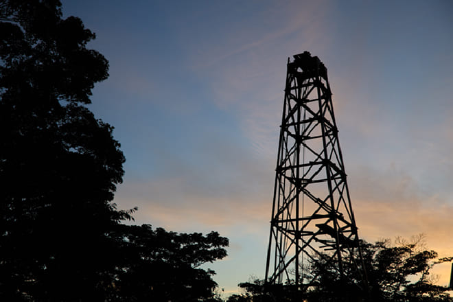 「円かの杜」の象徴と原点 入り口にそびえる源泉櫓